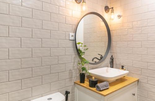 Santo Condestavel Apartment | Spacious Apt Campo D'Ourique with AC