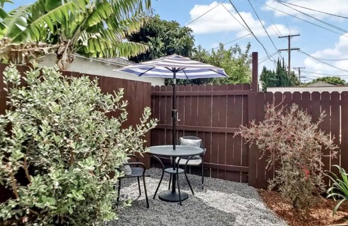 Palms Apartment | Spacious Apt. Min to Downtown Culver City & Venice Beach