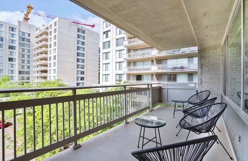Crystal City Apartment | Spacious Apt– Walk to Metro & Near D.C.
