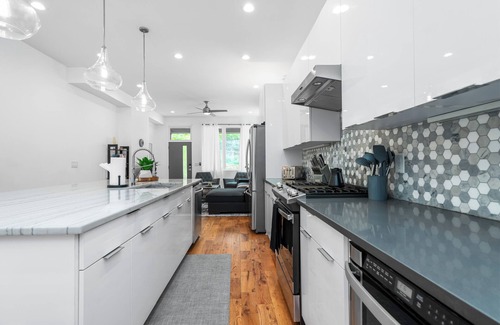 Summerhill House | Spacious ATL Escape, Prime Area Near Everything! 2 King Beds. Walkable & Central