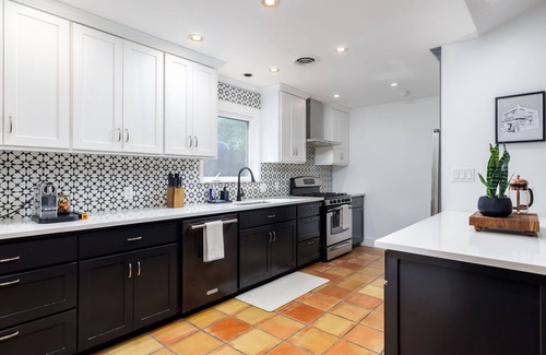 Barton Hills House | Spacious Austin 4BR home with Pool, hot tub, outdoor dinning, minutes to Zilker