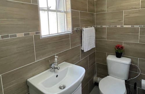 Kempton Park Apartment | Spacious Bachelor Apartment Overlooking a Dam, Property is pet Friendly