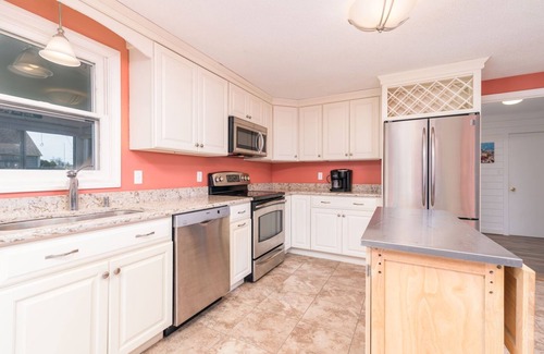Eastward Look House | Spacious backyard, recently renovated & walking distance to Scarborough Beach!