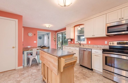Eastward Look House | Spacious backyard, recently renovated & walking distance to Scarborough Beach!