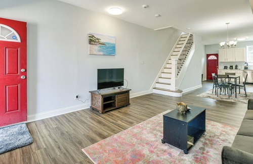 Greenspring House | Spacious Baltimore Row House w/ Deck + Fenced Yard