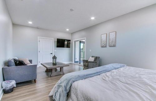 Indianapolis House | Spacious Barndominium walking distance-Lucas Oil!