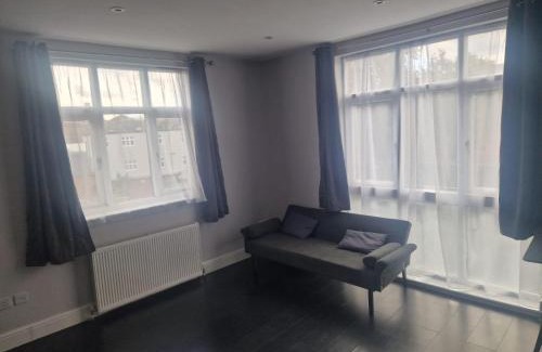 High Barnet Apartment | Spacious Barnet Flat in Tudor-Style Building