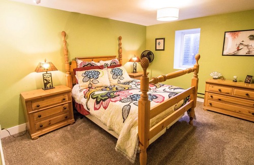 Livingston House | Spacious Basement Apartment w/ Separate Entrance