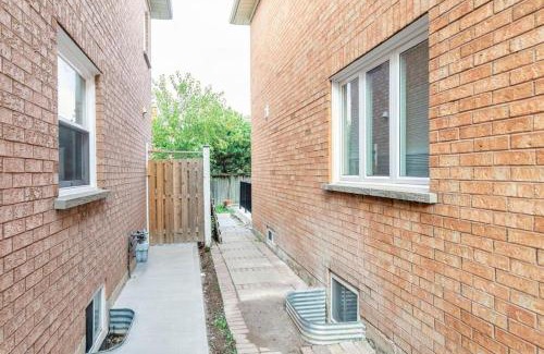 Central Erin Mills Apartment | Spacious basement