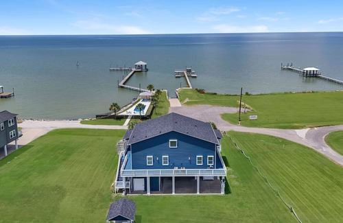 Anahuac House | Spacious Bayfront home