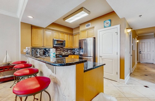 Fort Walton Beach Condo | Spacious beachfront condo with full kitchen, shared pool and beach access