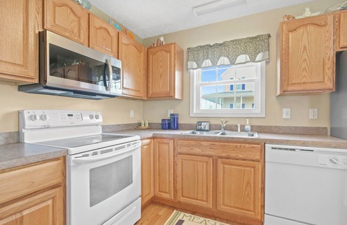 Garden City House | Spacious Beach House, Private Pool, Short Walk to the Beach, Bikes Welcome
