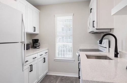 Galveston Hotel | Spacious Beach Resort Stay w/Full Kitchen, Pool, Lazy River & Sports Courts