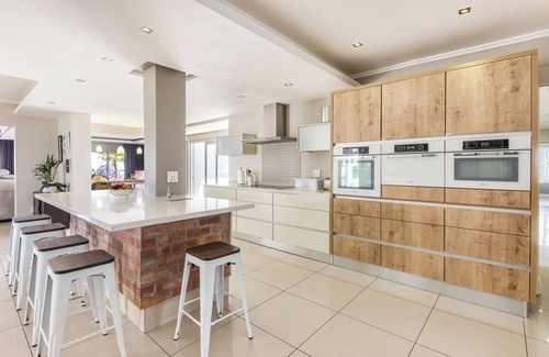 Melkbosstrand Villa | Spacious Beachfront Family Villa – 1 Min Walk to Beach, Pizza Oven, Fast WiFi!