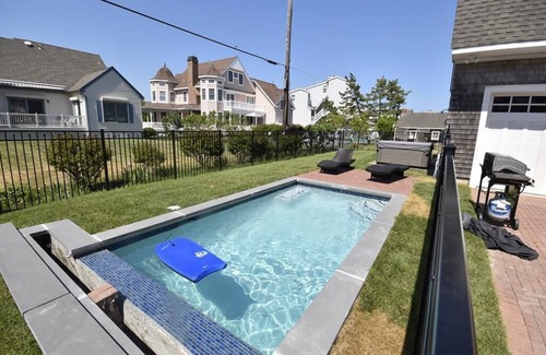 Admiral Estates House | Spacious Beachfront Unit w/Shared Pool