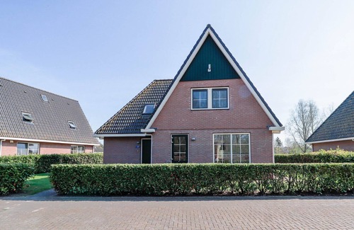 Makkum Cabin | Spacious Beachvilla for 12 people with six bedrooms, a double walk-in shower, and a large yard at Beach Resort Makkum.