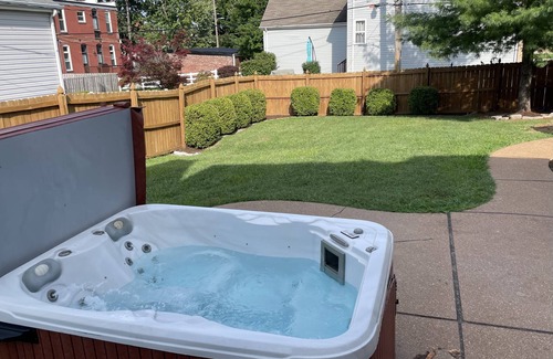 The Gate House | ☆ Spacious Beautiful 3BR ☆ Hot Tub ☆Near Downtown