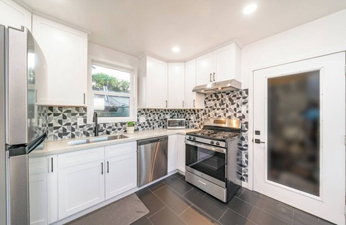 Coastal San Pedro House | Spacious & Beautiful 3-bedroom 3 1/2 bath ocean-dreamscape