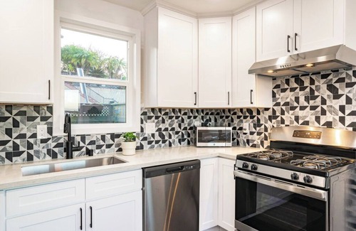 Coastal San Pedro House | Spacious & Beautiful 3-bedroom 3 1/2 bath ocean-dreamscape