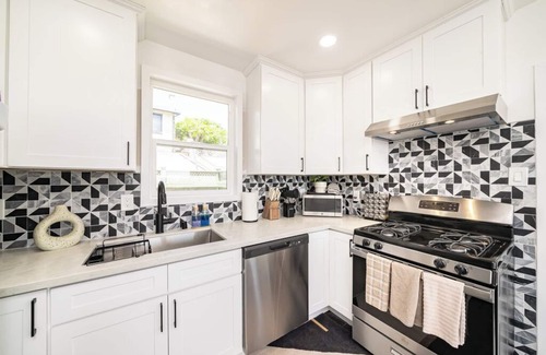 Coastal San Pedro House | Spacious & Beautiful 3-bedroom 3 1/2 bath ocean-dreamscape