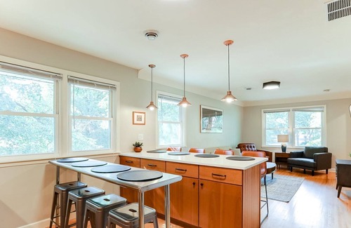 Merriam Park Apartment | Spacious beautifully updated mid-century 4 bed 2 bath near Grand Ave.