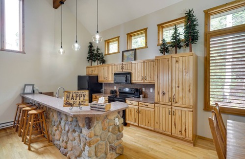Beaver Cabin | Spacious Beaver Getaway Near Eagle Point Resort!