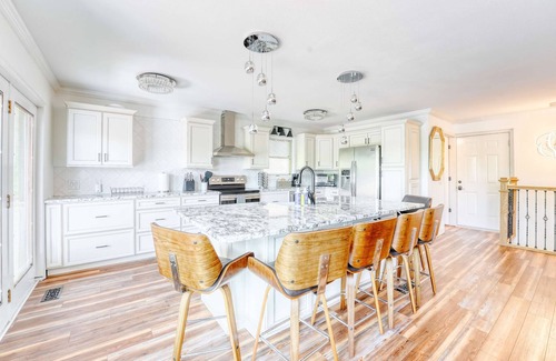 Bella Vista Apartment | Spacious Bella Vista Lake House: Dock, Kayaks, Game Room
