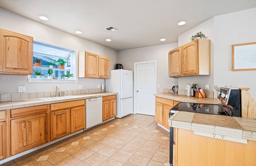 Downtown Klamath Falls House | Spacious - Big Views - Hot Tub - 4 King Beds - Near Crater Lake - Dog Friendly