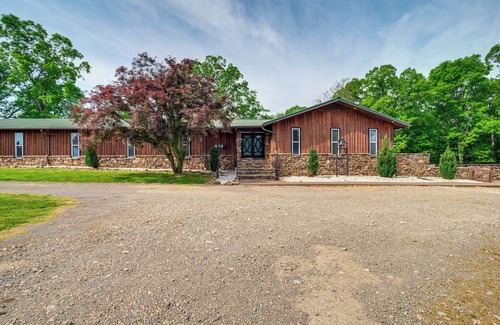 Bowling Green House | Spacious Bowling Green Home w/Hot Tub & Pool!