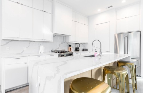 Old East Dallas House | Spacious Brand New Connected Double Townhomes - Six Bedroom Villa, Sleeps 16