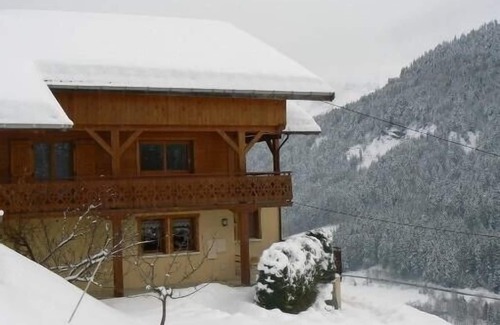 Saint-Jean-de-Sixt Apartment | Spacious & bright flat in a chalet opposite the aravis mountain, south oriented