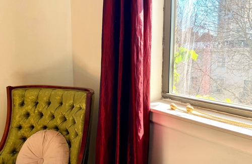 Central Park North Apartment | SPACIOUS BRIGHT 1 BEDROOM APARTMENT 2 BEDS IN LOVELY BROWNSTONE