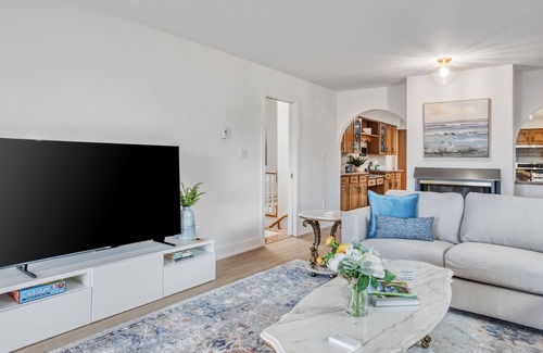 Kitsilano House | Spacious & Bright 3BR + 3BTH near UBC (direct road!) & Downtown