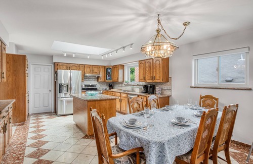 Kitsilano House | Spacious & Bright 3BR + 3BTH near UBC (direct road!) & Downtown