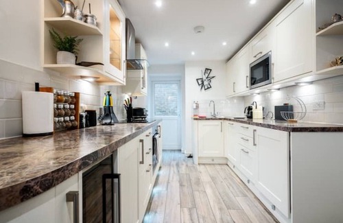 Addison House | Spacious, Bright & Cosy ~ Ideal Victoria Location!