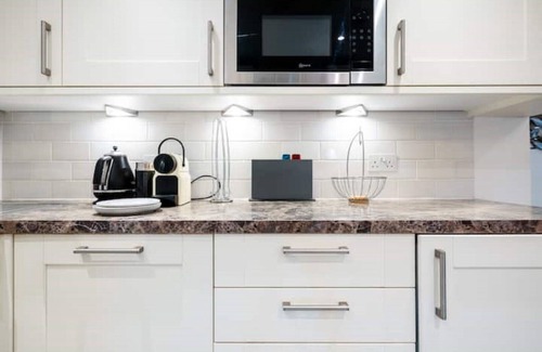 Addison House | Spacious, Bright & Cosy ~ Ideal Victoria Location!