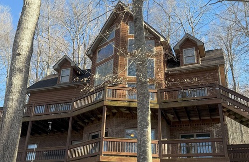 Sloans Valley House | Spacious & Bright Lake Cabin - pet friendly, 8 beds, boat ramp, WiFi