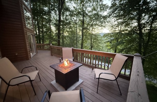 Sloans Valley House | Spacious & Bright Lake Cabin - pet friendly, 8 beds, boat ramp, WiFi