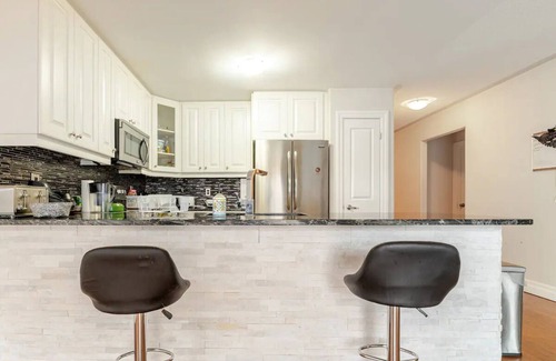 Peterborough House | Spacious & Bright Master Bedroom w/Queen Bed|5 Mins to Trent University & Hwy 7