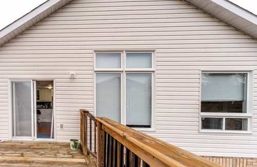 Peterborough House | Spacious & Bright Master Bedroom w/Queen Bed|5 Mins to Trent University & Hwy 7