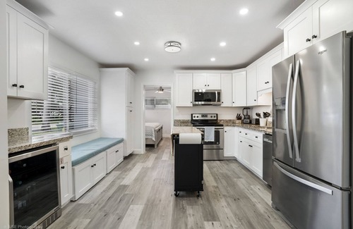 North Andrews Gardens House | Spacious Bright Dream Home & Pool in Oakland Park