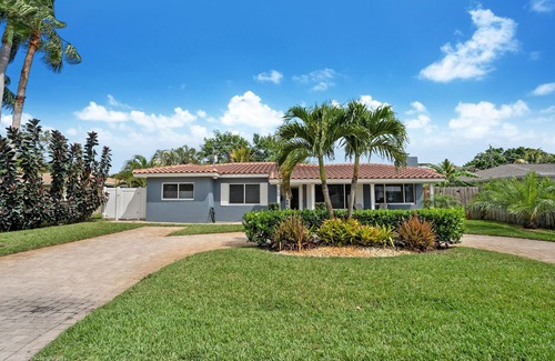 North Andrews Gardens House | Spacious Bright Dream Home & Pool in Oakland Park