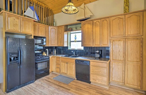 Buckeye Lake House | Spacious Buckeye Lake Home w/Hot Tub & Fire Pit!