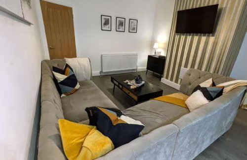 St Helens House | Spacious Bungalow in St Helens, Free Parking, 1min to Carr Mill Dam