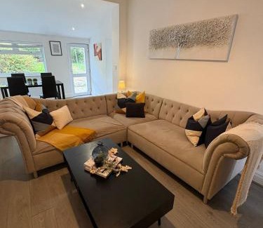 St Helens House | Spacious Bungalow in St Helens, Free Parking, 1min to Carr Mill Dam