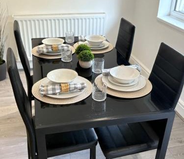 St Helens House | Spacious Bungalow in St Helens, Free Parking, 1min to Carr Mill Dam