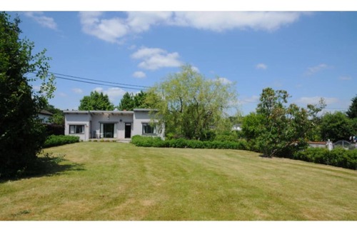 Noiseux House | Spacious bungalow with large garden