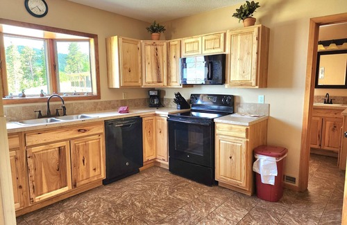 Lead Cabin | Spacious Cabin near Deadwood for Rally with Paved Roads - nat Barefoot Resort!