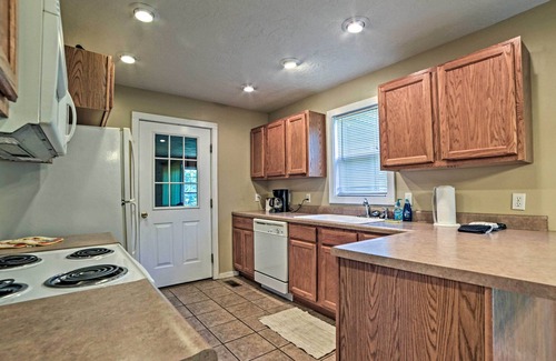 Springville House | Spacious Cabin on Kentucky Lake w/ Large Deck!