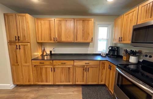 Saxton House | Spacious Cabin Retreat - EZ Boat Parking & Dog Friendly !
